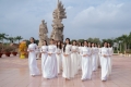 Top 25 Hoa khôi Sông Vàm duyên dáng trong tà áo dài trắng, dâng hương tại khu tưởng niệm