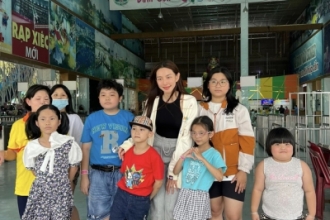 Hoa hậu Thùy Tiên áo thun, dép lê đưa 15 con nuôi đi chơi
