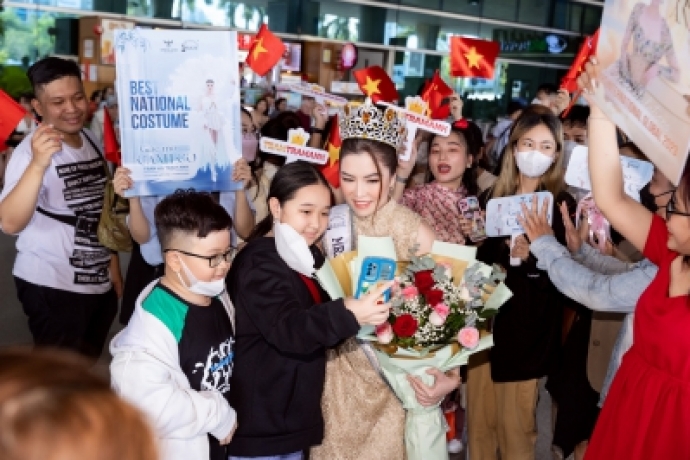Hoa hậu Trần Hà Trâm Anh được chào đón nồng nhiệt tại sân bay ngày trở về