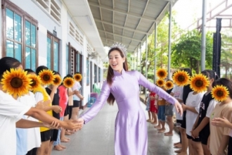 Giữ lời hứa, Hoa hậu Khánh Vân đội vương miện thăm các em nhỏ bị xâm hại