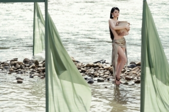 'Nóng bỏng mắt' với hình ảnh bán nude quyến rũ của Hương Giang trong MV mới