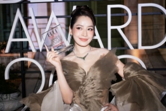 ELLE BEAUTY AWARDS 2024: Chi Pu nhận giải Gương mặt của năm