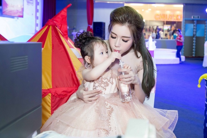 Con gái Elly Trần gây chú ý khi dự sự kiện cùng mẹ