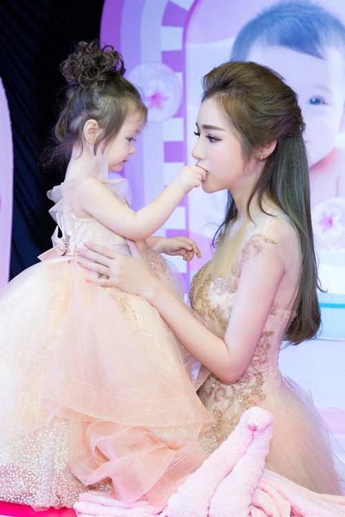 Con gái Elly Trần gây chú ý khi dự sự kiện cùng mẹ