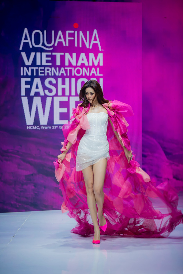 Siêu mẫu Thanh Hằng - Hoa hậu Khánh Vân hóa “nữ hoàng” tại Tuần lễ Thời trang Quốc tế Việt Nam - Ảnh 3.