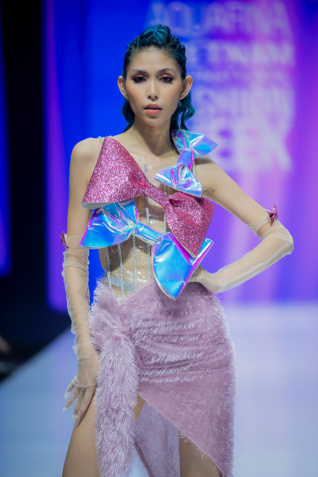 Siêu mẫu Thanh Hằng - Hoa hậu Khánh Vân hóa “nữ hoàng” tại Tuần lễ Thời trang Quốc tế Việt Nam - Ảnh 5.
